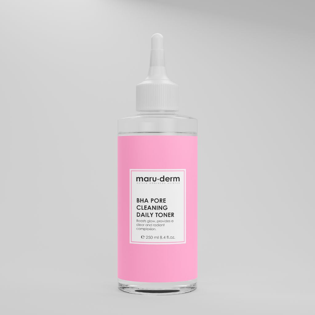 BHA Pore Cleaning Toner von Maruderm – stilvolle Produktdarstellung vor grauem Hintergrund