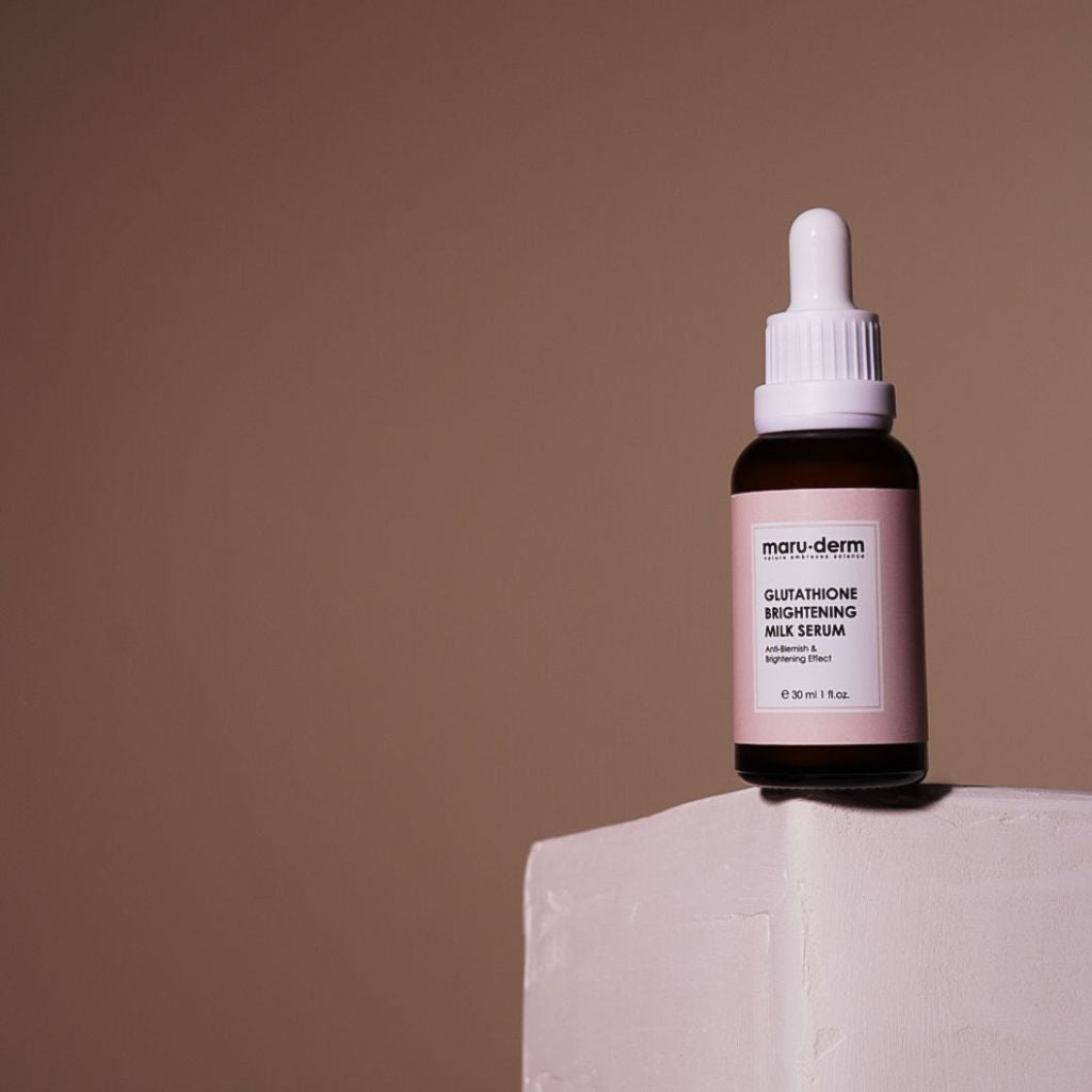 Maruderm Brightening Serum vor warmem braunen Hintergrund