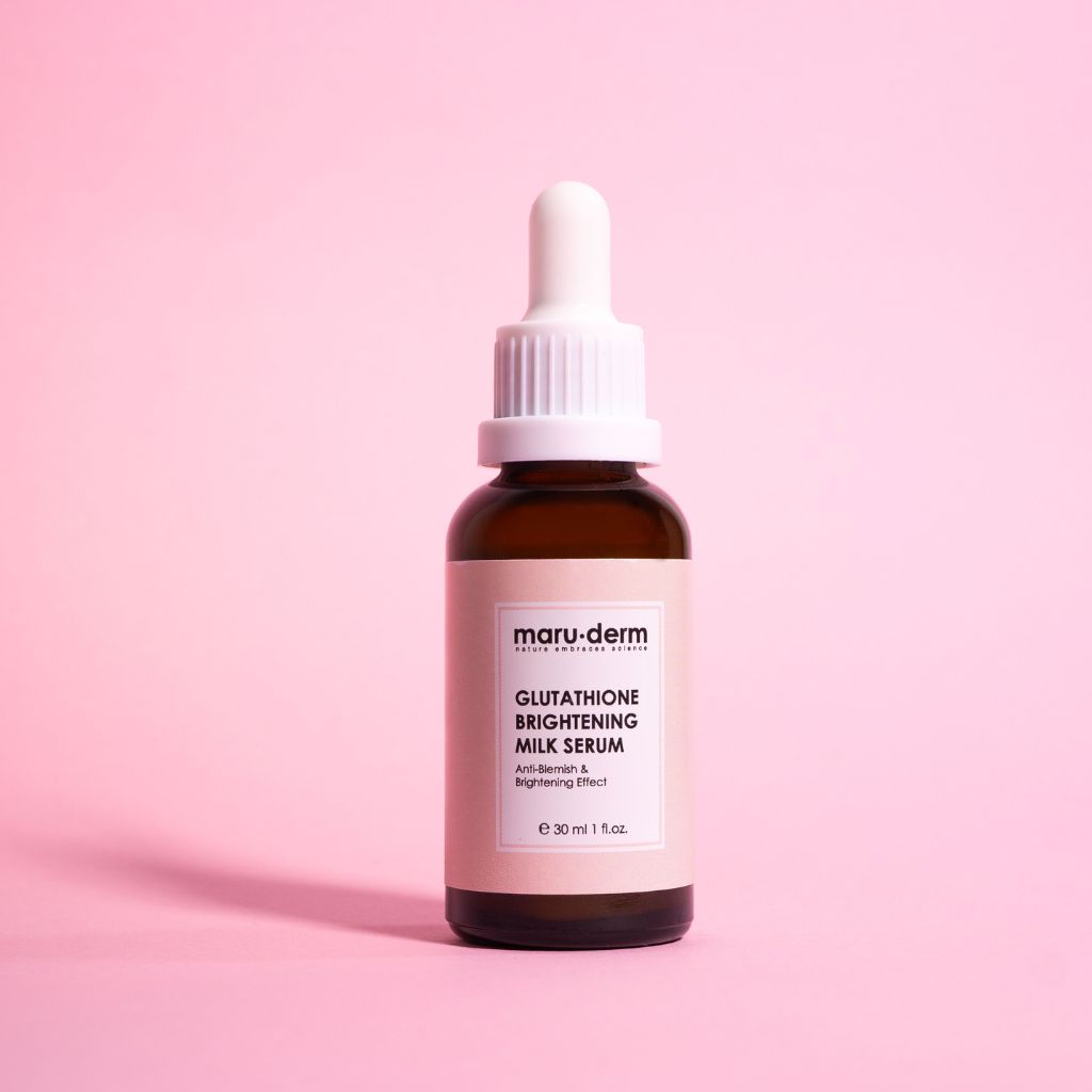 Maruderm Glutathione Serum vor roséfarbenem Hintergrund