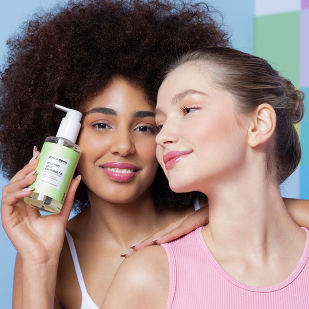 Zwei Models mit Maruderm Purifying Face Cleansing Gel Flasche