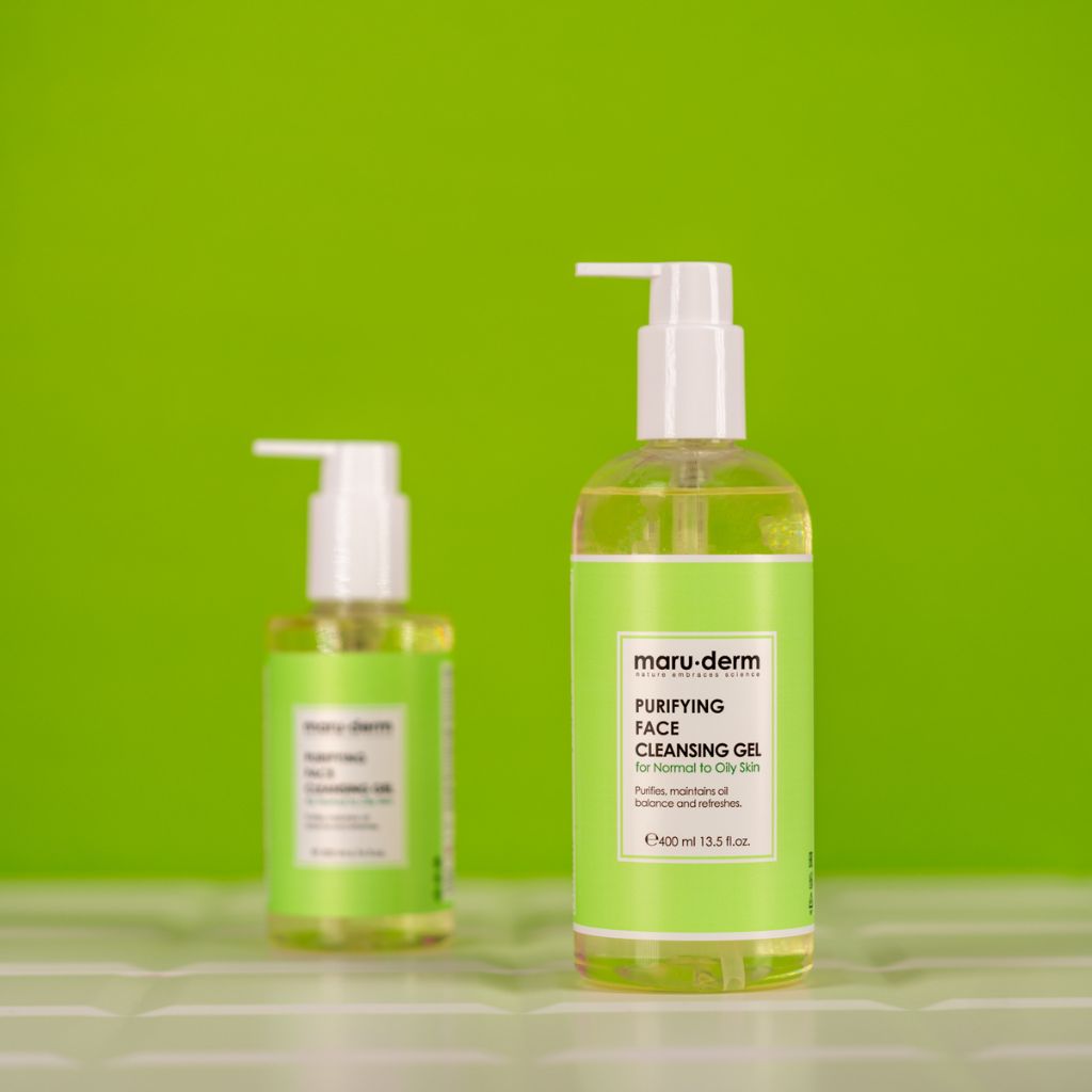 Maruderm Purifying Face Cleansing Gel 400ml und 200ml Flaschen vor grünem Hintergrund