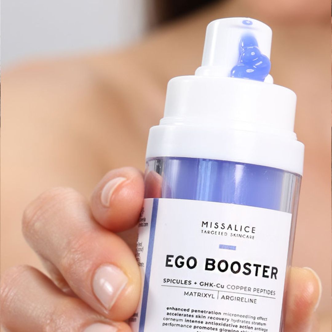 Model hält die Flasche vom Ego Booster von Miss Alice in ihrer Hand