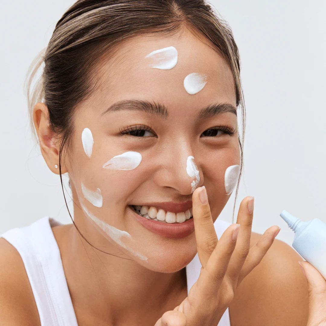 Model trägt Beauty of Joseon Relief Sun Aqua-Fresh SPF50+ im Gesicht“